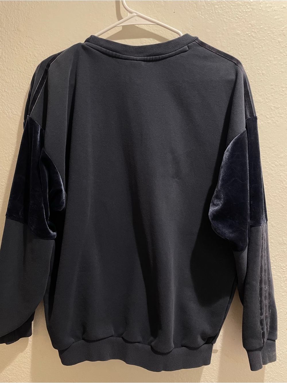 🔥 GRAIL ALERT: adidas Originals "Flock" Velour Panel Crewneck 🔥 - Picture 2 of 7